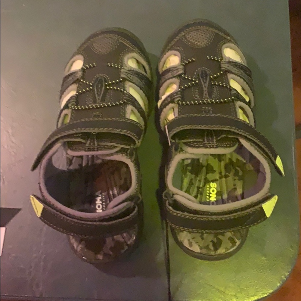 Boys sandals size 1